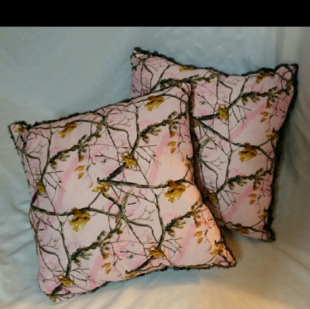 NEW Realtree Pink Camo throw pillows (2)